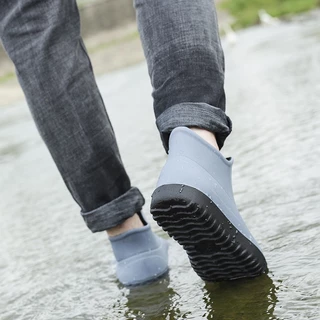 【สต็อกไทยพร้อมส่ง】TRAVELCUL รองเท้ากันฝนกันน้ําสําหรับรองเท้าผู้ชายกลางแจ้งกันลื่นยางรองเท้าฝนคุณภาพดี