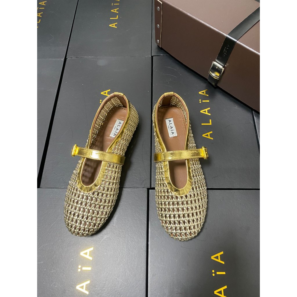 Alaia2025 ฤดูร้อนสุภาพสตรีแฟชั่นหนัง Hollow One-word Strap Flat Mary Jane Dance รองเท้า