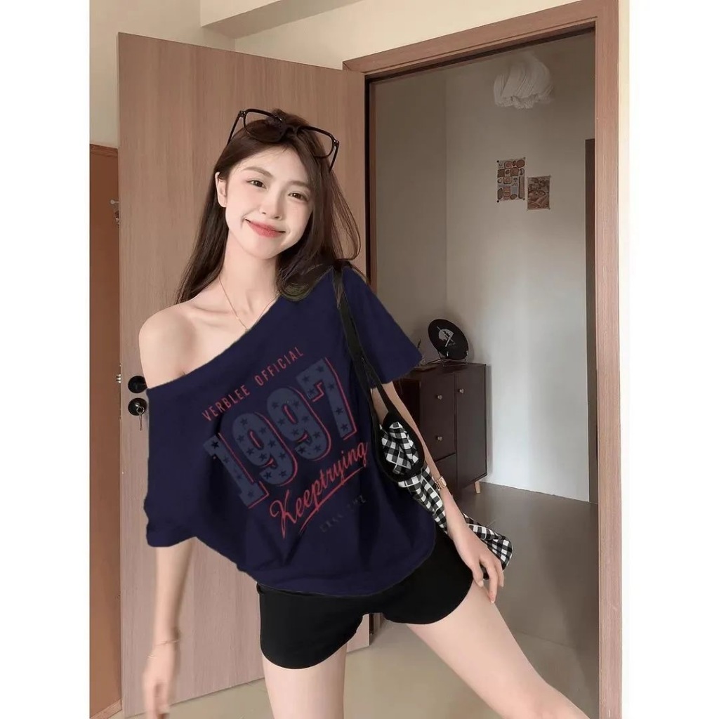 เสื้อยืดไหล่เฉียงพิมพ์ลายย้อนยุคอเมริกันสำหรับผู้หญิง แบบ宽松棉质露肩上衣