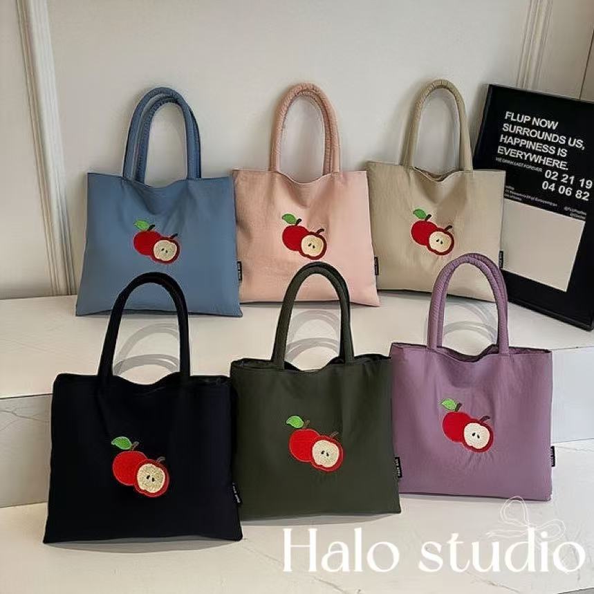 Halo studio พร้อมส่ง🔥กระเป๋าผ้าแคนวาสใต้วงแขน กระเป๋าสะพายไหล่สำหรับเดินทางพร้อมปักลายผลไม้