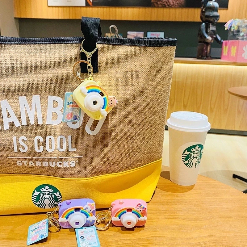 SANRIO พวงกุญแจซานริโอ พวงกุญแจกล้อง การ์ตูนฉายน่ารักกระเป๋าน้ําแขวน พวงกุญแจ,พวงรถ,จี้รถ, จี้มอเตอร์ไซค์, จี้กระเป๋าเป้, ของขวัญวันเกิดก