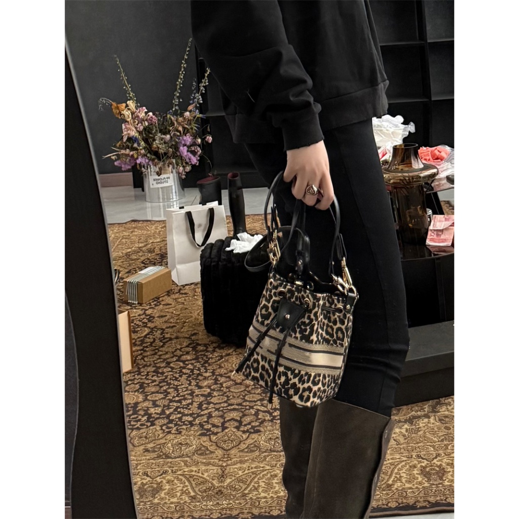 !!!ขายร้อน!!!2025 กระเป๋าทรงถัง กระเป๋าสะพายข้างลายเสือดาวดัดแปลง(ไม่มีกล่องบรรจุภัณฑ์!) - รูปที่ 2