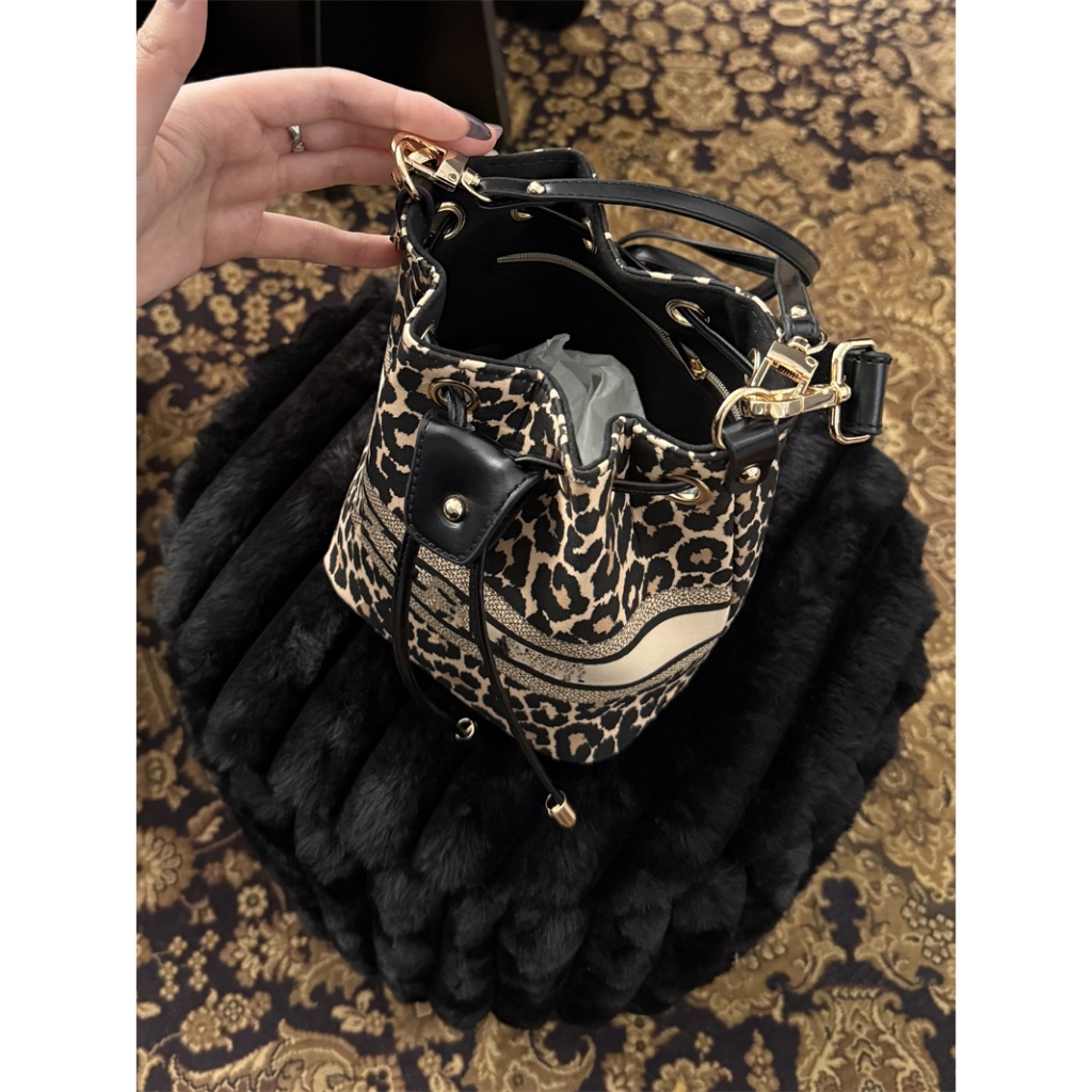 !!!ขายร้อน!!!2025 กระเป๋าทรงถัง กระเป๋าสะพายข้างลายเสือดาวดัดแปลง(ไม่มีกล่องบรรจุภัณฑ์!) - รูปที่ 4