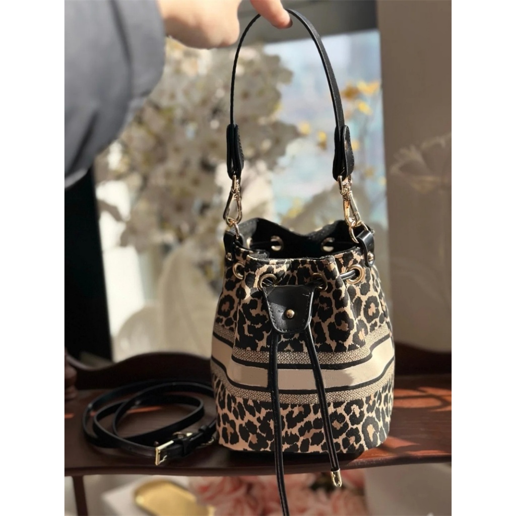 !!!ขายร้อน!!!2025 กระเป๋าทรงถัง กระเป๋าสะพายข้างลายเสือดาวดัดแปลง(ไม่มีกล่องบรรจุภัณฑ์!)