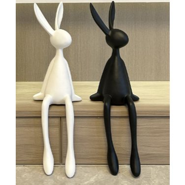 “หุ่นกระต่ายดำนั่งแสนน่ารัก ของตกแต่งบ้านสไตล์มินิมอล” วัสดุเรซิ่นคุณภาพสูง ขนาด 27×9 ซม.