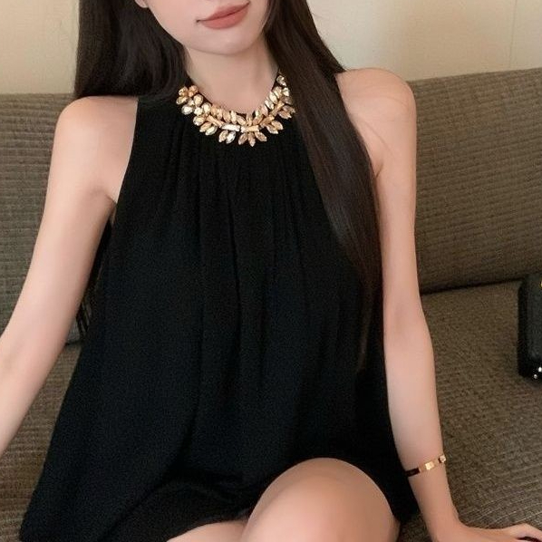เสื้อจับจีบอินเทรนด์พร้อม Rhinestone Chic Black HalterTop สไตล์เกาหลี
