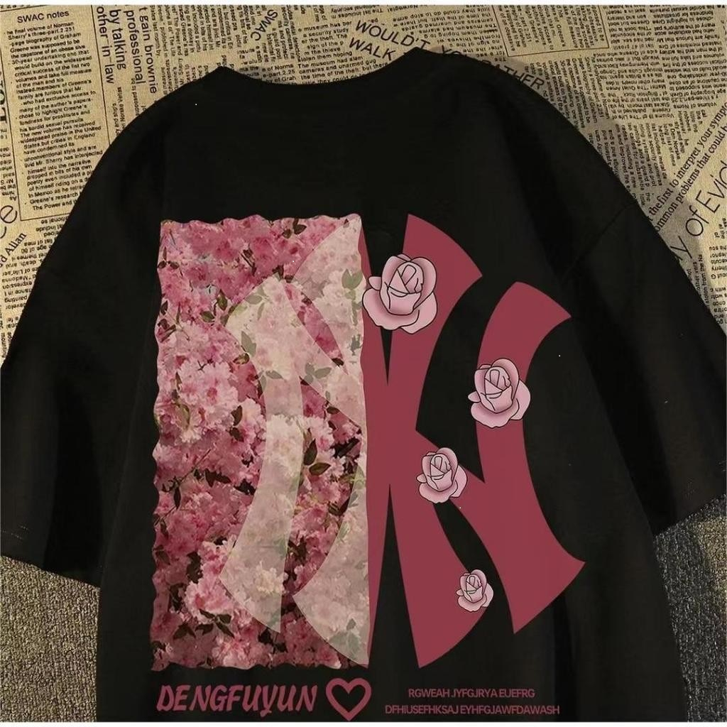 เสื้อยืด ไม่จํากัดเพศ 2025 เทรนด์แฟชั่นใหม่ สไตล์สตรีท คอกลม คุณภาพสูง พิมพ์ลายท้องถิ่น ขนาดหลวม