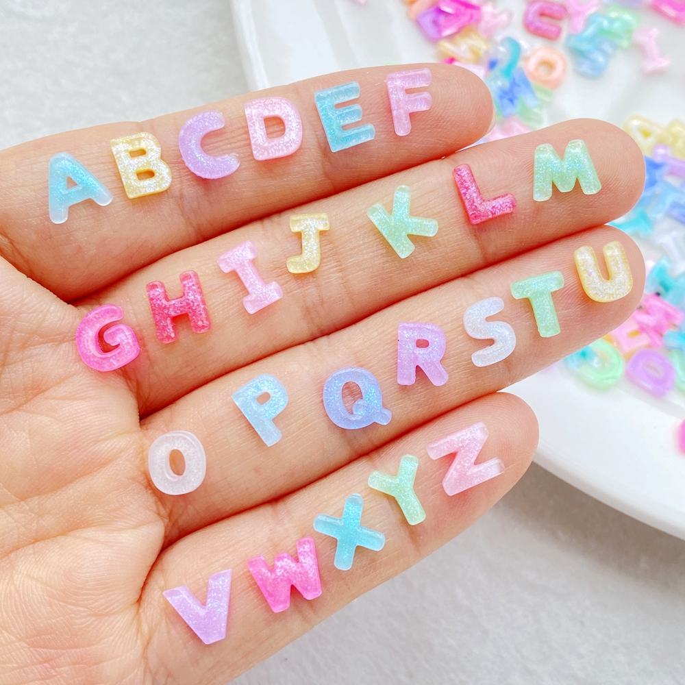 100ชิ้นของผสมเรซิ่นเล็บมินิสีเอบีซี -26จดหมายตกแต่งเล็บพลอยที่กําหนดเองแฮนด์เมดตกแต่งเล็บ