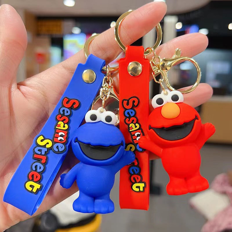 2 รูปแบบ Sesame Street Elmo อะนิเมะ PVC รถยนต์พวงกุญแจจี้สําหรับผู้ชายและผู้หญิง Universal ผลิตภัณฑ์ตกแต่งอุปกรณ์เสริมของขวัญวันเกิด