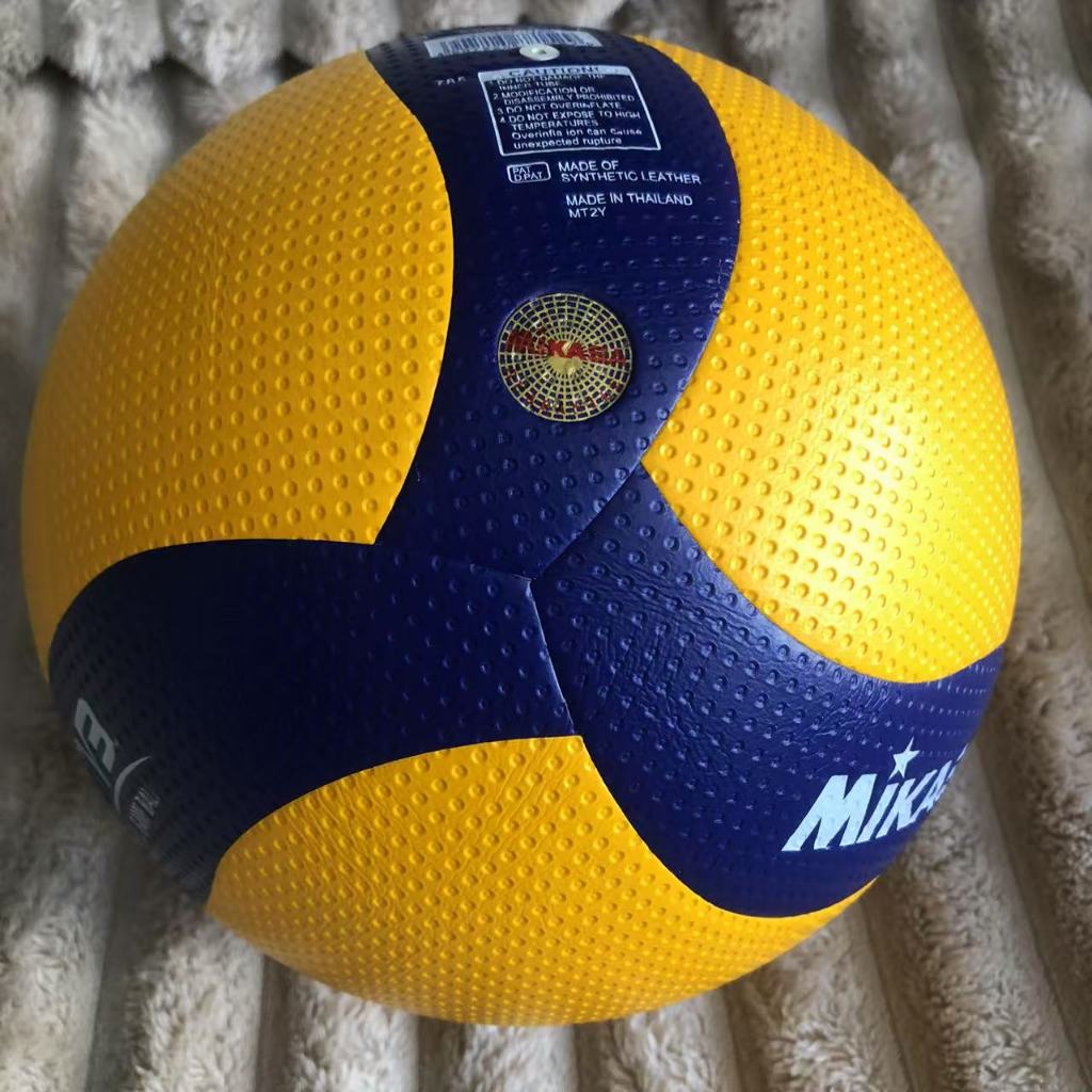 Volleyball สำหรับการแข่งขันระดับมืออาชีพ รับรองโดย FIVB วัสดุหนังPU ใช้ได้ทั้งภายในและภายนอก
