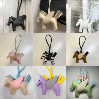 [SHNZAA] พวงกุญแจจี้กระเป๋าม้าสีขาวหนังแฟชั่นของขวัญขนาดเล็ก…