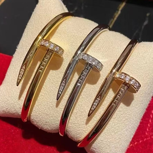 สร้อยข้อมือสไตล์คลาสสิก ดีไซน์กว้าง มีเล็บหัวหางและเพชร เหมาะสำหรับทุกคนและทุกกิจกรรม