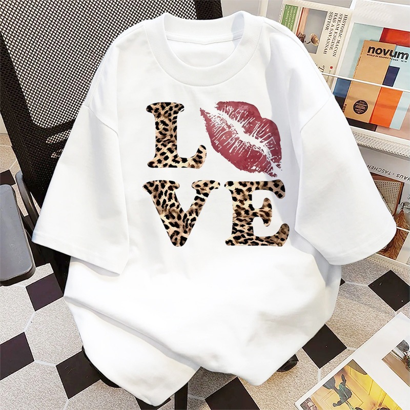 (Cotton 100%)เสื้อยืดวินเทจลายตัวอักษร LOVE และริมฝีปากลายเสือ สไตล์อเมริกัน สตรีทแฟชั่น ดีไซน์สุดเก๋ ไม่ซ้ำใคร ผ้าฝ้าย oversize Cotton 100 % ค1137