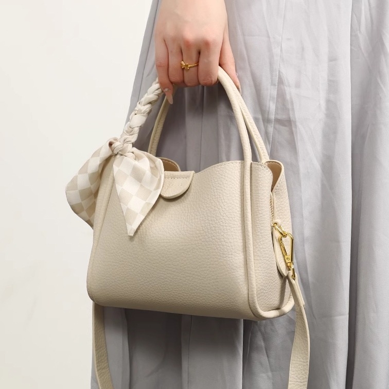 กระเป๋าถือผู้หญิง ดีไซน์หรู หนังอย่างดี กระเป๋าแฟชั่น สีดำ กระเป๋าถือ Fashion bags Size:22x17x10 cm