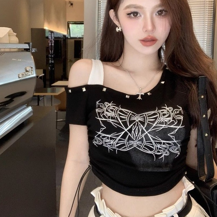 เสื้อครอปสไตล์อเมริกันเท่ๆ อินเทรนด์ปิดไหล่ไม่สมมาตรด้านบนสลิมฟิตสีขาวสีดําผู้หญิงแขนสั้นหนึ่งไหล่