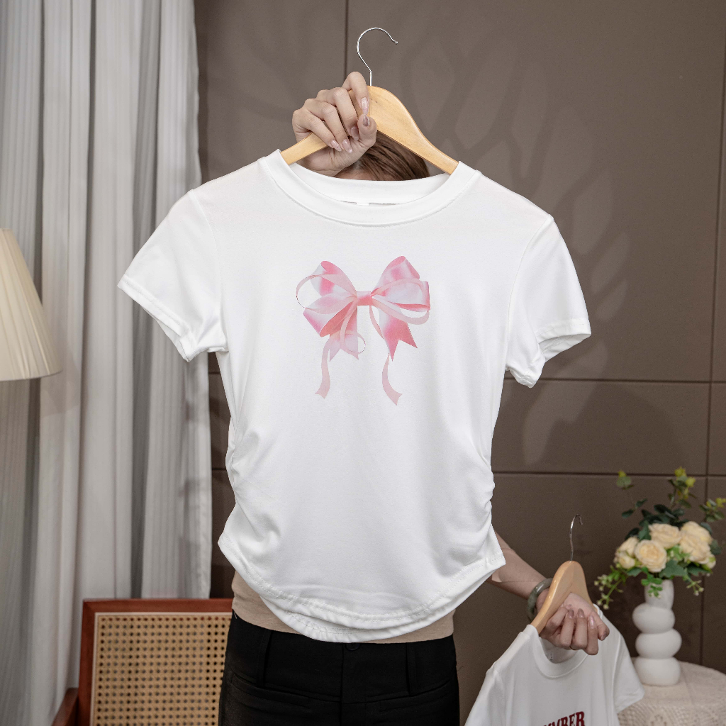 ✨ส่งจากกรุงเทพ เสื้อแขนสั้นทรงพอดีตัวคอรอบสีขาวลายโบว์ผีเสื้อสีชมพูใหม่สไตล์เกาหลี
