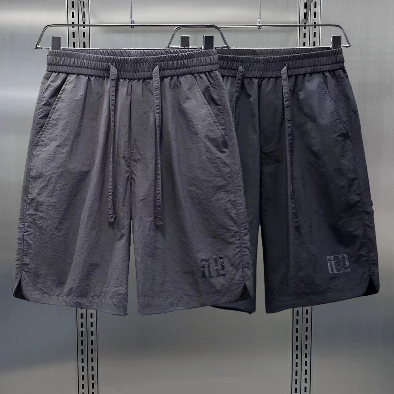 กางเกงขาสั้นผู้ชายทำงานสไตล์อเมริกัน ทรงหลวมระบายอากาศดี 2 กระเป๋าข้าง อเนกประสงค์สวมใส่ด้านนอกลำลองฤดูร้อนสีพื้น