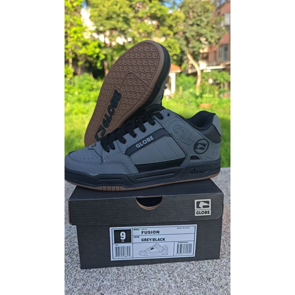 รองเท้าสเก็ตของ Globe FusionTilt Charcoal Gum Nubuck Mens Hip Hop Couple Street Skateboard รองเท้าผ้าใบ Sticky Rubber Sole Free of Wide Shoe laces สเก็ตแบรนด์สติกเกอร์