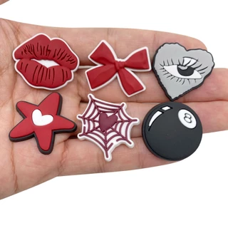 รองเท้าแตะหัวเข็มขัด PVC พร้อมอุปกรณ์ประดับ charms และ pins น่ารัก