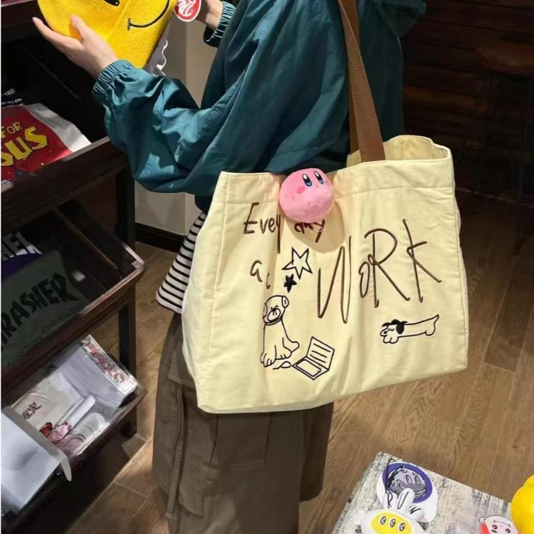 【ส่งตรงจากกรุงเทพ】กระเป๋าผ้าใบเทรนด์ปี 2025 ✦ สไตล์อินเทรนด์ ✦ โทนครีมนุ่มน่ารัก ✦