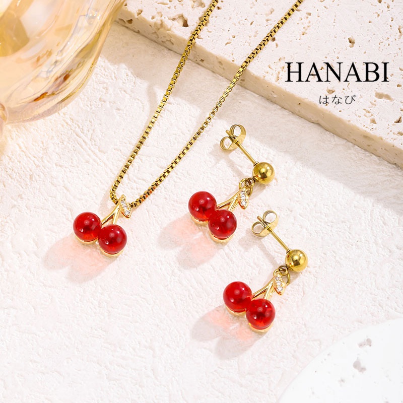 HANABI 18K Gold Red Cherry Stud ต่างหูและสร้อยคอดีไซน์พร้อมชุดเครื่องประดับไม่เป็นสนิม สําหรับมอบเป็นของขวัญผู้หญิง