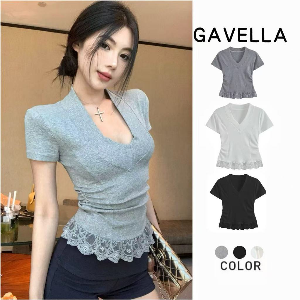 GAVELLA เสื้อยืดแขนสั้นคอวีหญิงสาวร้อน  เสื้อท็อปสตรีลูกไม้เซ็กซี่  ทรงสลิมฟิ สไตล์ใหม่