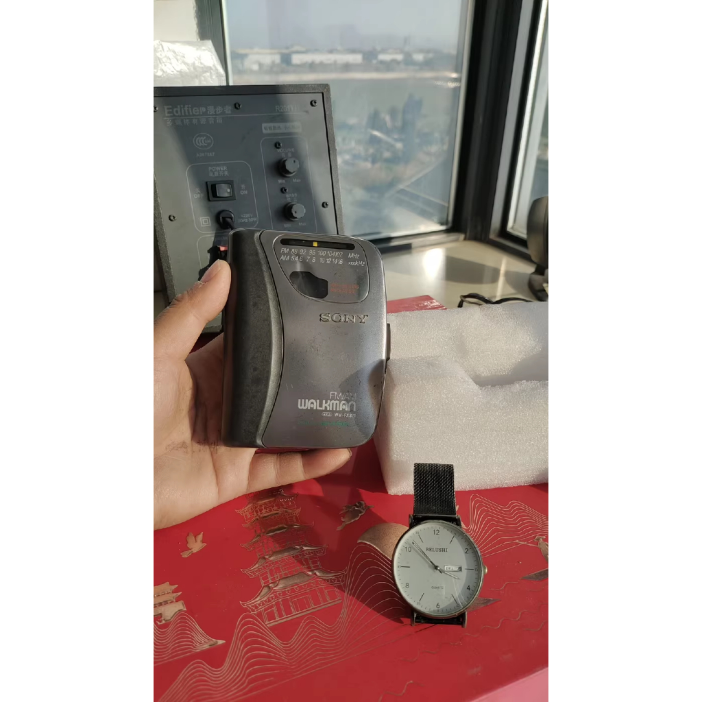 ความรู้สึกย้อนยุค: Sony WM-FX321 Tape Walkman (พร้อมวิทยุ FM/AM)