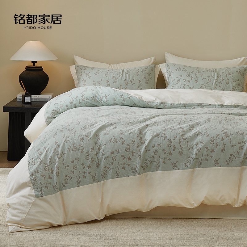 MIDO HOUSE ชุดเครื่องนอน รุ่น New Flourish Series - สีเขียวสนและลายกุหลาบ (4 ชิ้น) ผลิตจากผ้าซีร์ซักเกอร์คุณภาพดีเยี่ยม ผ้าฝ้าย 100% เนื้อนุ่ม ลายดอกไม้สดใส สีไม่ตก เหมาะสำหรับห้องนอนสไตล์คันทรี ใช้ได้กับที่นอนสูง 8-12 นิ้ว (5 ฟุต/6 ฟุต)