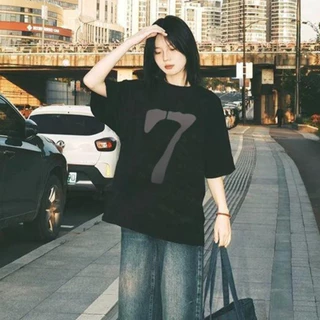 (Cotton 100%) เสื้อยืดชาย ผู้หญิง คอกลม สีดำ สีขาว วินเทจ แฟชั่นย้อนยุค ผ้าฝ้าย วัยผู้ใหญ่ ชุดคู่รัก พิเศษขนาดใหญ่ Cotton 100 % ลวดลาย seven ง003