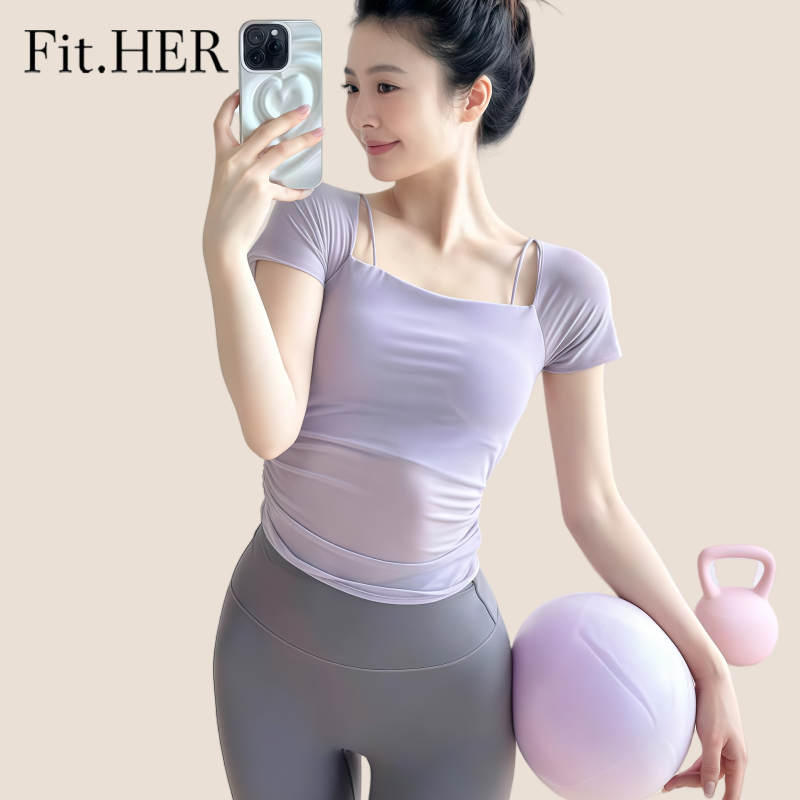 Fit.HER เสื้อยืดกีฬาแขนสั้นสำหรับโยคะและพิลาทิส ออกแบบมาเพื่อความสะดวกในฤดูร้อน มีแผ่นหน้าอกกันกระแทก