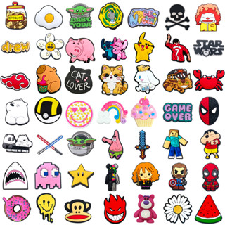 รองเท้าแตะหัวเข็มขัด Cartoon Anime Style พร้อมปุ่มตกแต่งจากว…