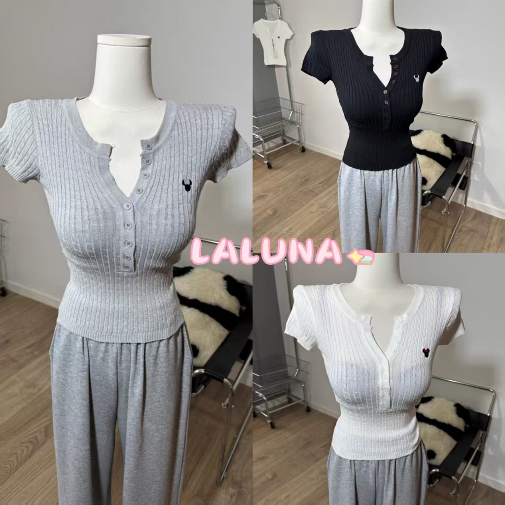 Lln🍑พร้อมส่ง🍑 เสื้อสเวตเตอร์คอวีสีขาวแขนสั้นสไตล์ฝรั่งเศสสำหรับผู้หญิง 2025 ฤดูร้อน ทรงเข้ารูป แขนสั้น สไตล์เกาหลี สุดฮอต