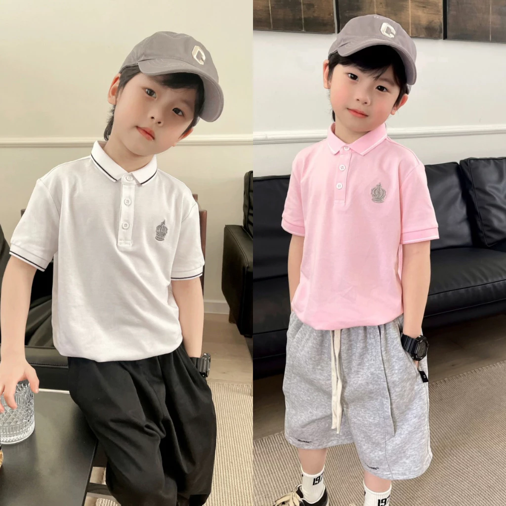 【จัดส่งจากประเทศไทย】เสื้อโปโลแขนสั้นสไตล์เกาหลีสำหรับเด็กผู้ชาย เหมาะสำหรับทุกโอกาส ดีไซน์ทรงพอดีตัว ใส่สบาย