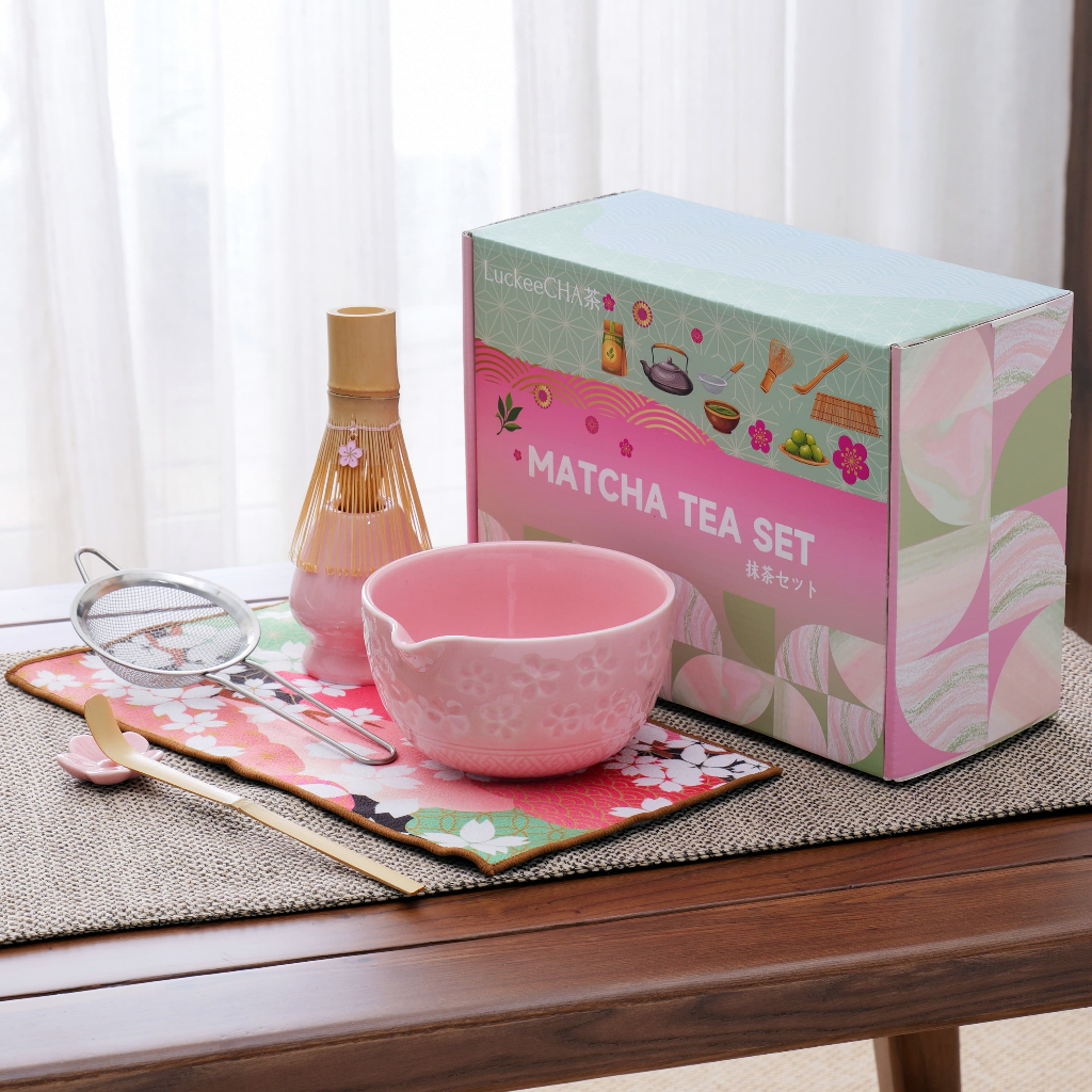 Matcha Setชุดตีมัทฉะแบบญี่ปุ่น – พร้อมถ้วยมัทฉะลายซากุระสีชมพู ปากเท ที่วางช้อน ที่วางที่ตีชา และผ้ารองลายดอกไม้ – เหมาะสำหรับเริ่มต้นหรือมอบเป็นของขวัญ