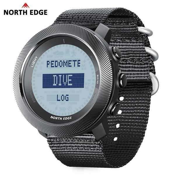 NORTH EDGE นาฬิกาผู้ชายดำน้ำ กันน้ำ 100 เมตร ตัวเรือนคาร์บอนไฟเบอร์ ขอบสแตนเลส บันทึกความลึก ความปลอดภัย เวลาทั่วโลก เครื่องวัดความดัน เข็มทิศ ความสูง สำหรับกิจกรรมกลางแจ้ง รุ่น APACHE D