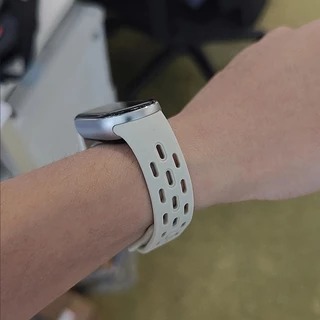 สายรัดข้อมือซิลิโคนอุปกรณ์เสริมสร้อยข้อมือแบบห่วงระบายอากาศสําหรับ Xiaomi Smart Band 10 9 8 / Mi Band 10 Ceramic Edition