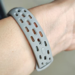 สายรัดข้อมือซิลิโคนอุปกรณ์เสริมสร้อยข้อมือแบบห่วงระบายอากาศสําหรับ Xiaomi Smart Band 10 9 8 / Mi Band 10 Ceramic Edition