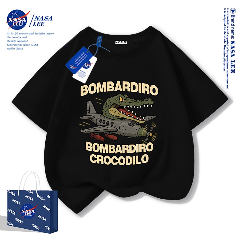 【สินค้าพร้อมส่ง】เสื้อยืดเด็ก NASA ผ้าฝ้ายสีดำ ลายจระเข้บอมเบอร์ แขนสั้นสไตล์สตรีทวีท สำหรับเด็กวัย 3-18 ปี