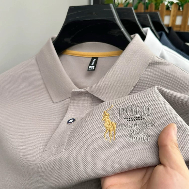 เสื้อโปโลผู้ชายสีกากีสำหรับฤดูร้อน ออกแบบให้สวมใส่ง่ายและสบาย มีแขนสั้น