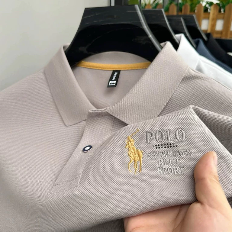 เสื้อโปโลผู้ชายสีกากีสำหรับฤดูร้อน ออกแบบให้สวมใส่ง่ายและสบาย มีแขนสั้น