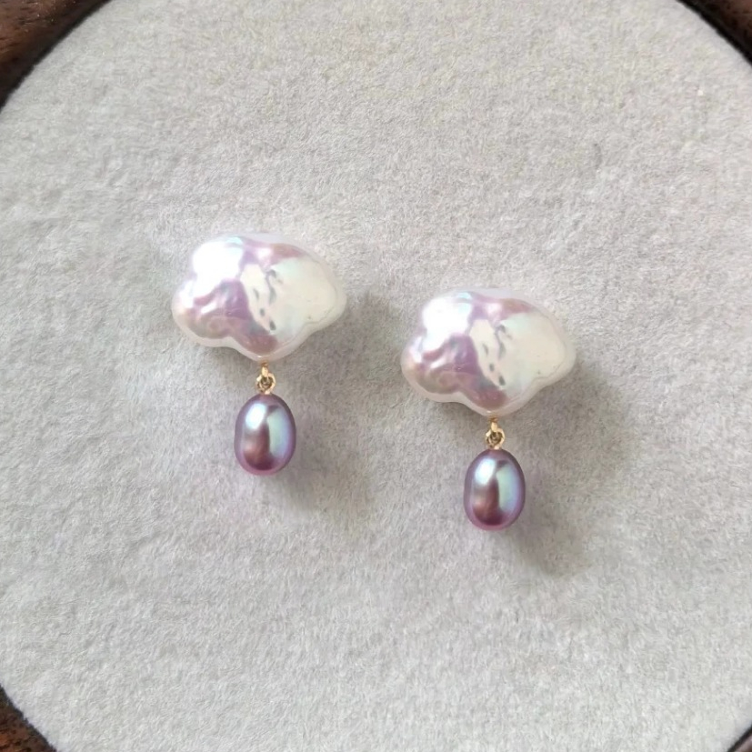 ต่างหูมุกน้ำจืดในลวดลายเมฆบาร็อคและหยดน้ำที่ออกแบบอย่างสร้างสรรค์