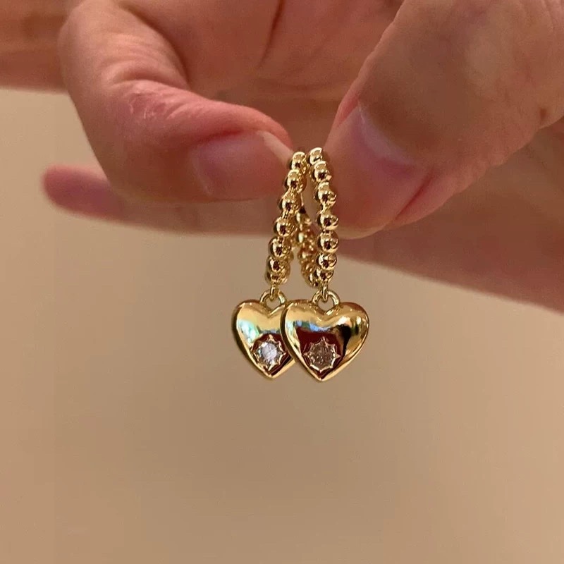 French Golden สามมิติหัวใจหูหัวเข็มขัด Retro ประณีต Cool สไตล์ Micro-Inlaid Zircon ต่างหูผู้หญิง