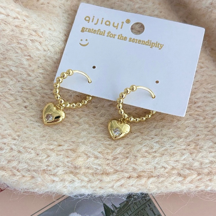 French Golden สามมิติหัวใจหูหัวเข็มขัด Retro ประณีต Cool สไตล์ Micro-Inlaid Zircon ต่างหูผู้หญิง - รูปที่ 4