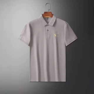 เสื้อโปโลผู้ชายสีกากีสำหรับฤดูร้อน ออกแบบให้สวมใส่ง่ายและสบาย มีแขนสั้น