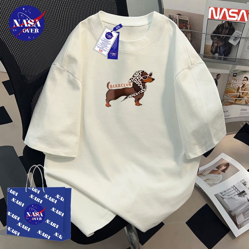 【พร้อมส่ง】 NASA ผ้าฝ้ายแท้100% ทรงโอเวอร์ไซส์ เสื้อยืด ใส่ได้ทั้งชายหญิง แขนสั้น ลายสุนัขพันธุ์ดัชชุนด์ YG1291