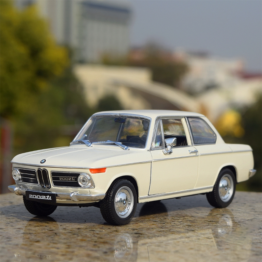 WELLY 1:24 BMW 2002 Ti รถDiecasts & Toy Vehiclesรถรุ่นMiniature Scaleรุ่นรถของเล่นสําหรับเด็ก