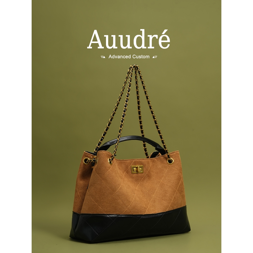 กระเป๋าสะพายข้างใบใหญ่ สายโซ่ดีไซน์เก๋ พร้อมพวงกุญแจ (AUUDRE) ขนาด 34x25x10 ซม.