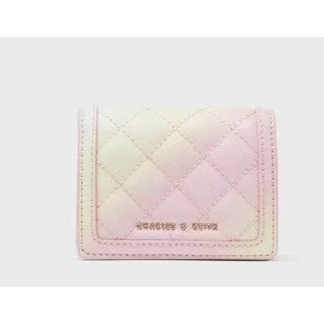 Charles & Keith กระเป๋าเงินสั้นเช็กเกอร์เท็กซ์เจอร์ สำหรับใส่บัตรหลายใบและเทรนด์แฟชัน