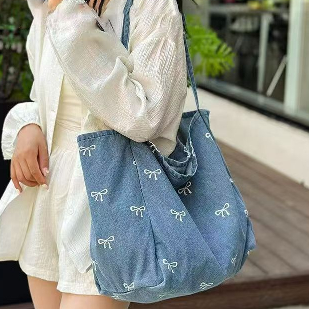【จัดส่งจากประเทศไทย】 พร้อมส่ง กระเป๋าผ้าใบผ้ายีนส์โรงเรียนมัธยมสุภาพสตรีสไตล์ใหม่ 2025 โบว์หวานความจุขนาดใหญ่กระเป๋าโท้ต ราคา ถูกที่สุด ดีลบีเคเค แกลเลอรีภาพที่ 5