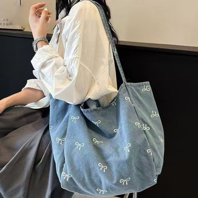 【จัดส่งจากประเทศไทย】 พร้อมส่ง กระเป๋าผ้าใบผ้ายีนส์โรงเรียนมัธยมสุภาพสตรีสไตล์ใหม่ 2025 โบว์หวานความจุขนาดใหญ่กระเป๋าโท้ต ราคา ถูกที่สุด ดีลบีเคเค แกลเลอรีภาพที่ 3